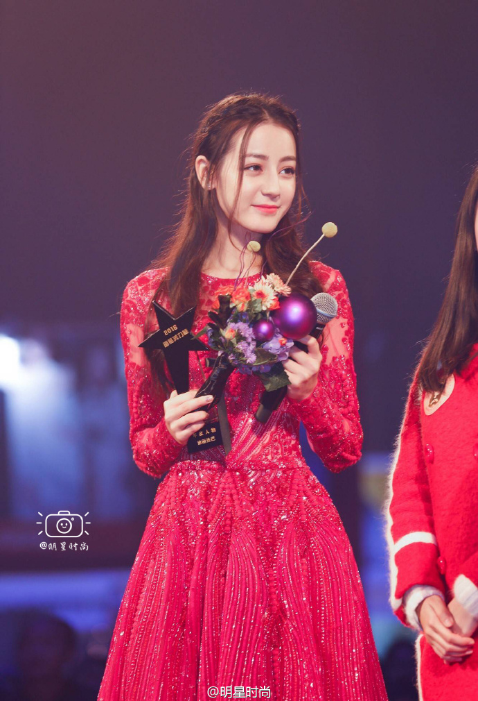 点击大图看下一张：迪丽热巴美艳透视红裙图片