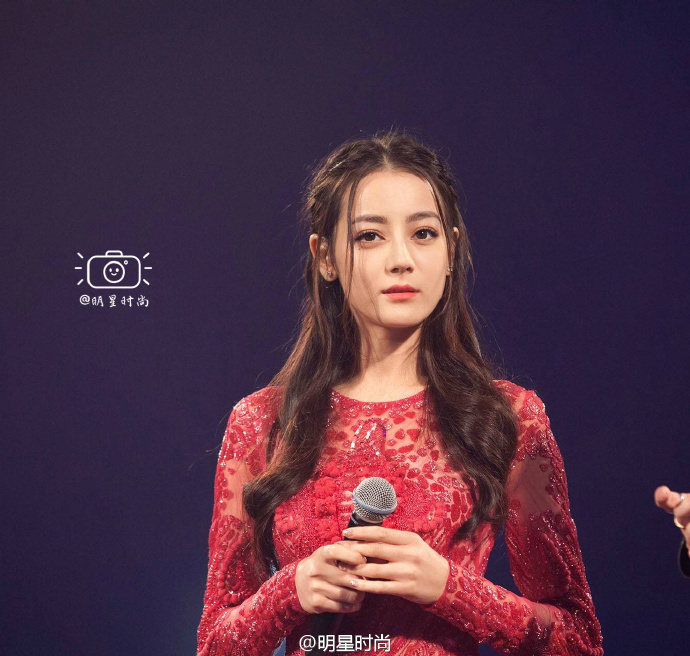 点击大图看下一张：迪丽热巴美艳透视红裙图片