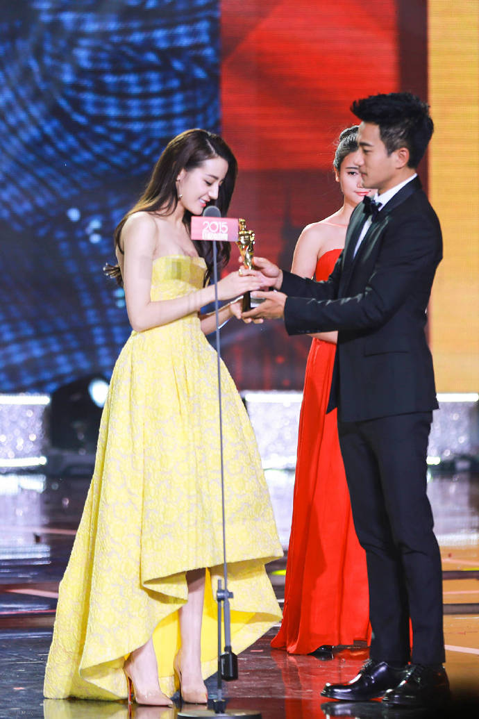 点击大图看下一张：迪丽热巴一身黄色长裙出席