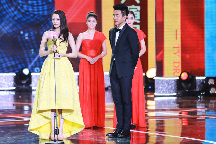 点击大图看下一张：迪丽热巴一身黄色长裙出席