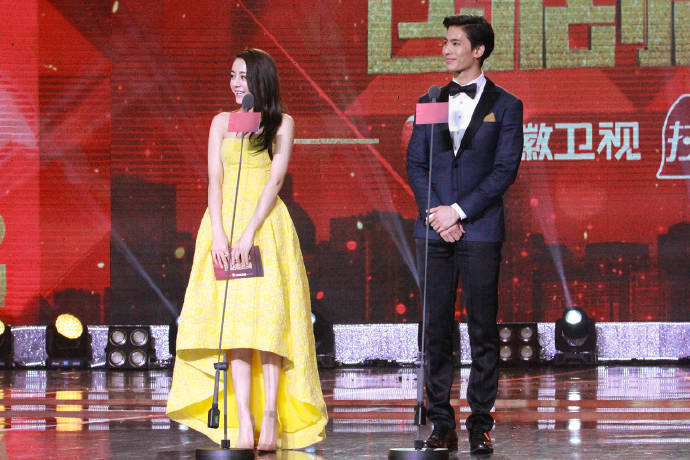 点击大图看下一张:迪丽热巴一身黄色长裙出席