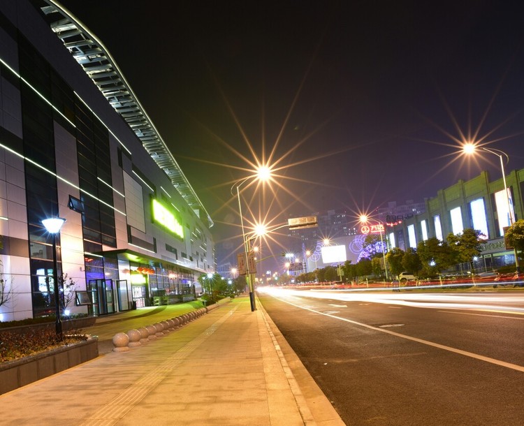 点击大图看下一张：松江万达夜景