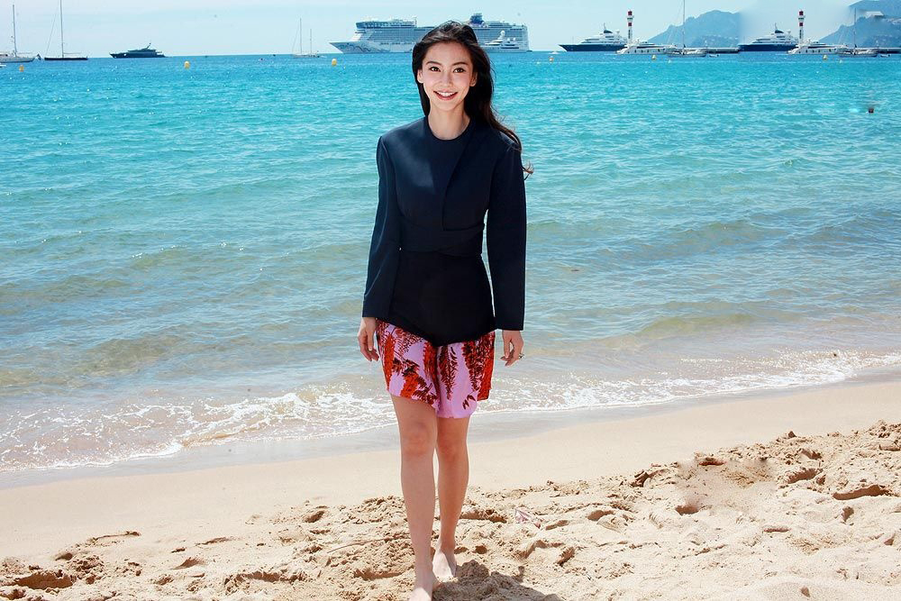点击大图看下一张：Angelababy海边沙滩秀美腿