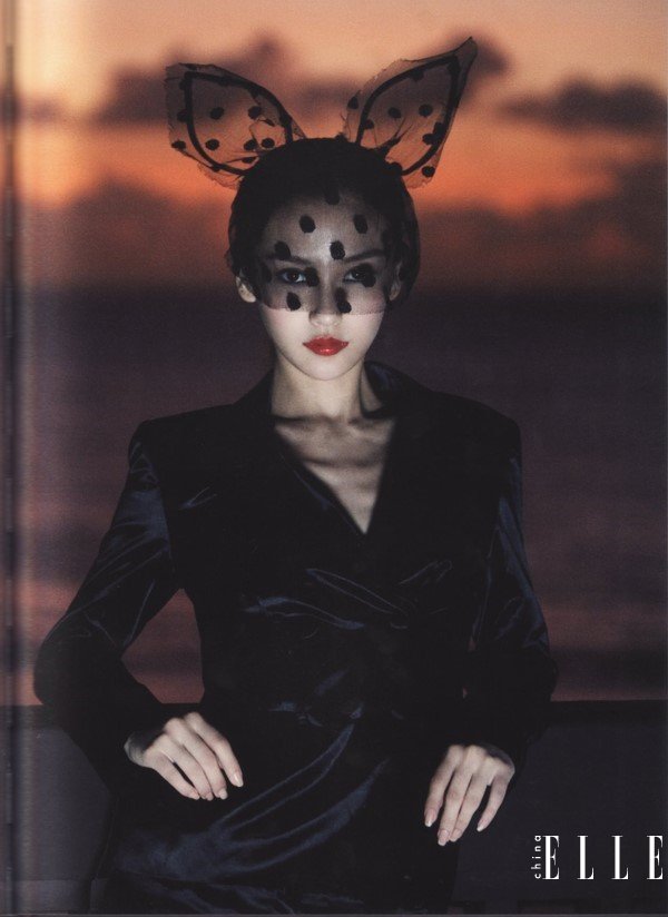 点击大图看下一张：Angelababy冷艳黑纱杂志封面