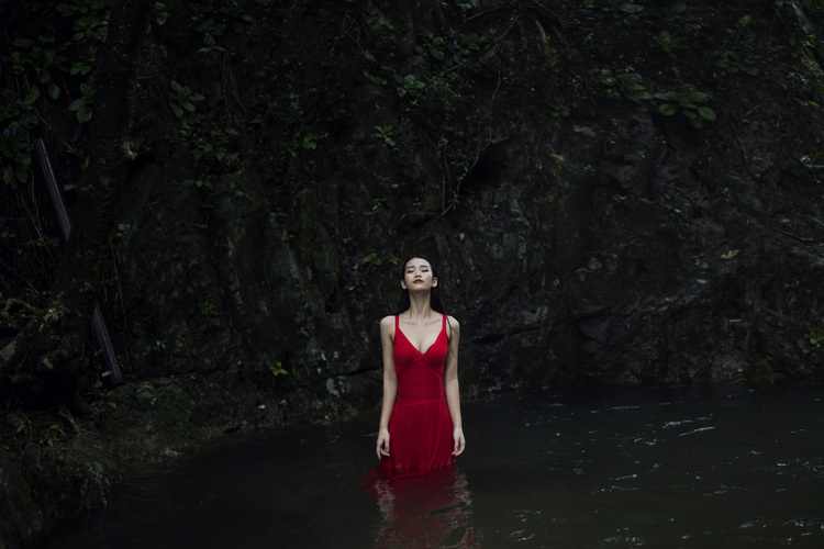 点击大图看下一张：一条清澈的小溪