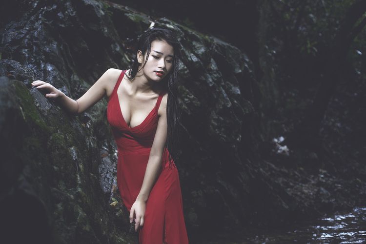 点击大图看下一张：一条清澈的小溪