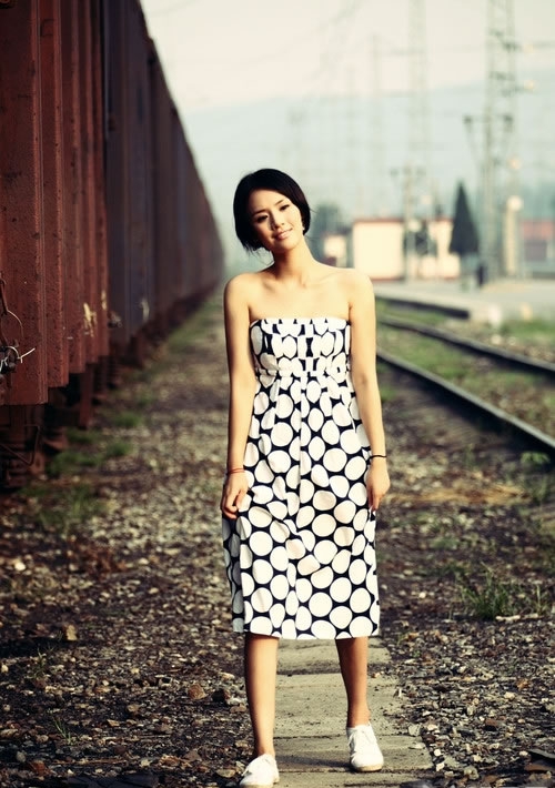 点击大图看下一张：马思纯户外小清新摄影写真