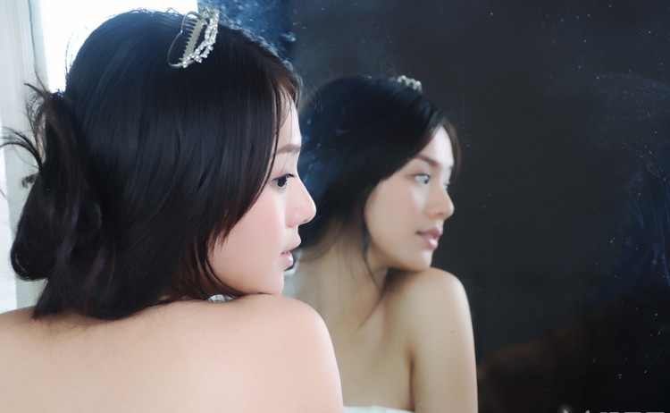 点击大图看下一张：马思纯唯美清纯婚纱照写真