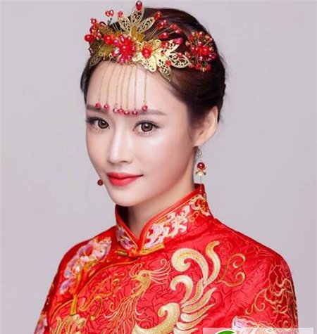 点击大图看下一张：中式新娘发型设计 打造梦幻婚礼殿堂