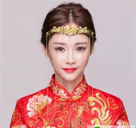 点击大图看下一张：中式新娘发型设计 打造梦幻婚礼殿堂