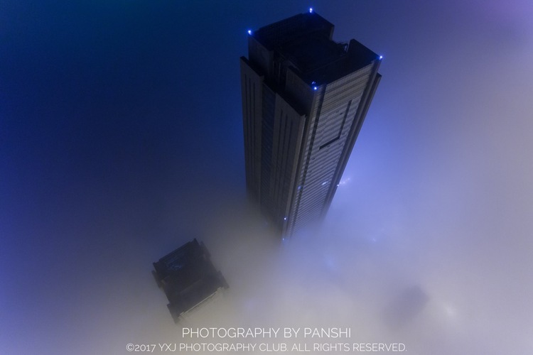 点击大图看下一张：三百米高空俯瞰雾锁霸都