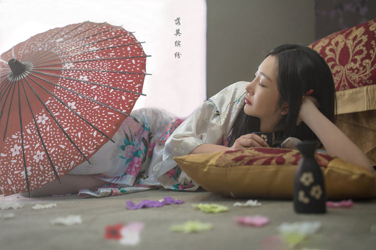 点击大图看下一张：落英缤纷