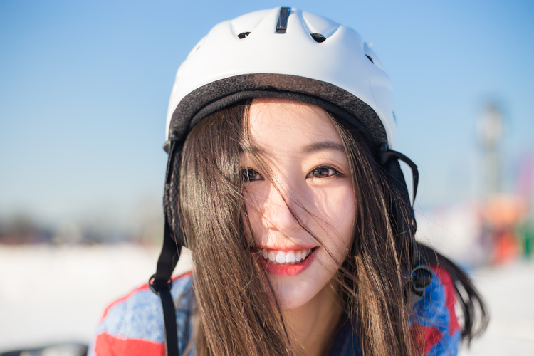 点击大图看下一张：天空下的白鸽