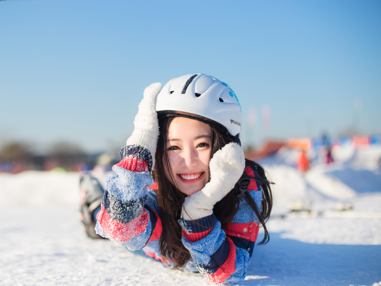 点击大图看下一张:天空下的白鸽