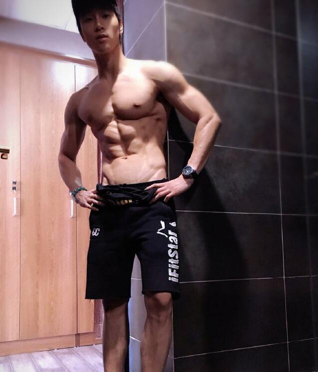 点击大图看下一张：健身教练李佳琪肌肉图片