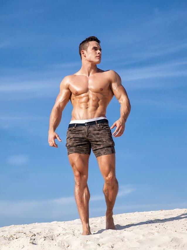点击大图看下一张：沙滩上高颜值肌肉