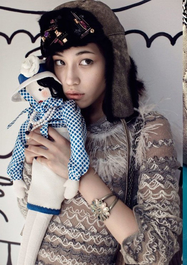 点击大图看下一张：水原希子 演绎香奈儿华丽美衣！