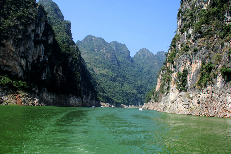 点击大图看下一张：湖光山色万峰湖