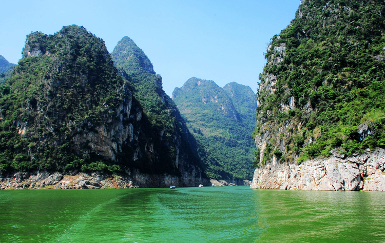 点击大图看下一张：湖光山色万峰湖