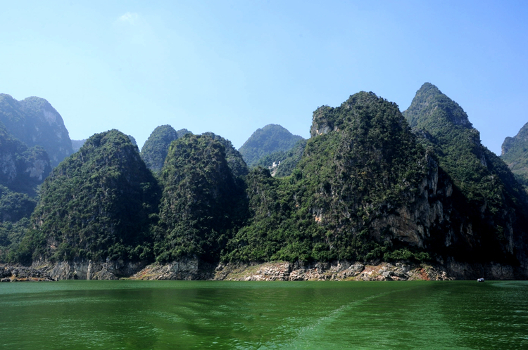 点击大图看下一张：湖光山色万峰湖