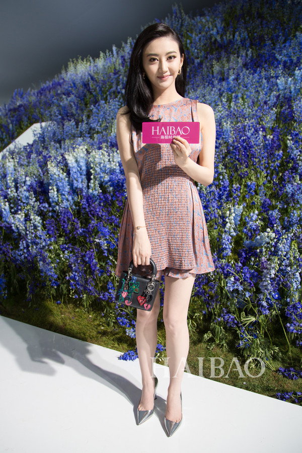 点击大图看下一张：景甜现身春夏巴黎时装周Dior秀场