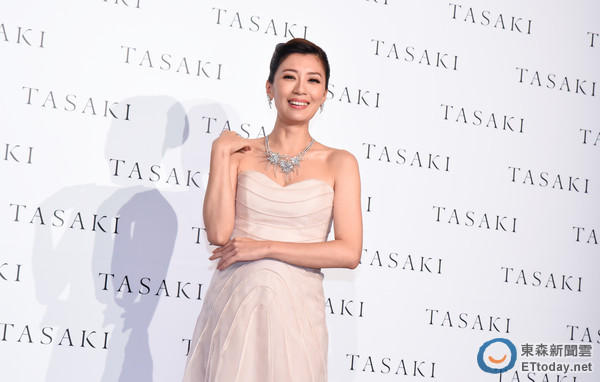 点击大图看下一张：最美孕妇贾静雯裸美背图片