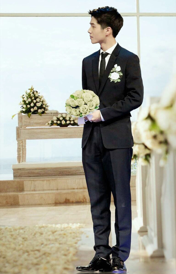 点击大图看下一张：刘昊然瘦成纸片人