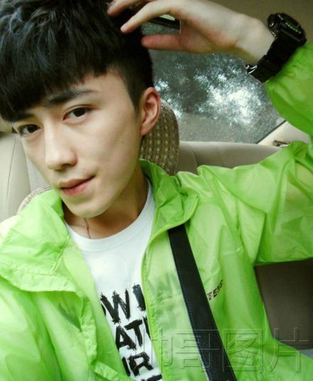 点击大图看下一张：90后帅哥 除了青春 一无所有