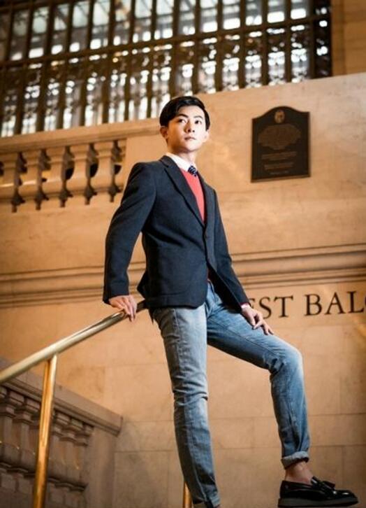 点击大图看下一张：张皓然漫步纽约飘雪街头