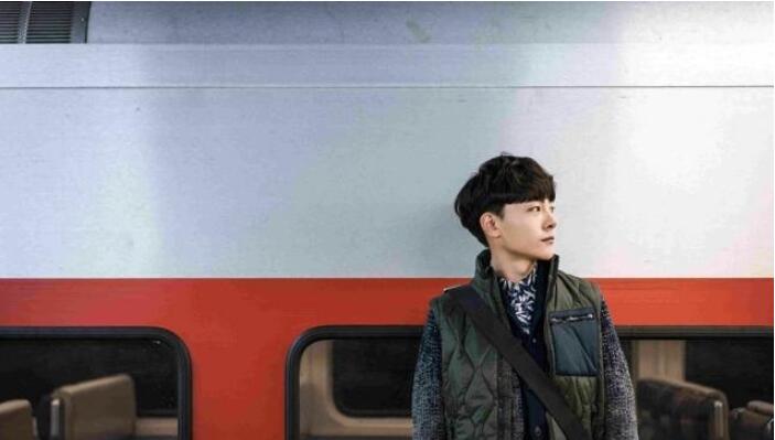 点击大图看下一张：张皓然漫步纽约飘雪街头