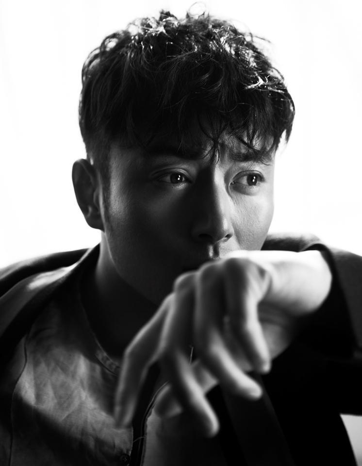 点击大图看下一张:李东学黑白质感大片 姿态慵懒眼神深邃