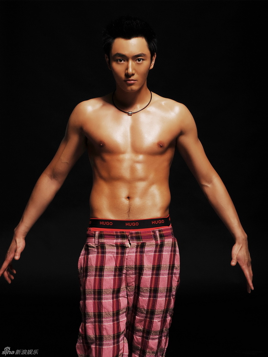 点击大图看下一张：李东学冷静热情之间展魅力