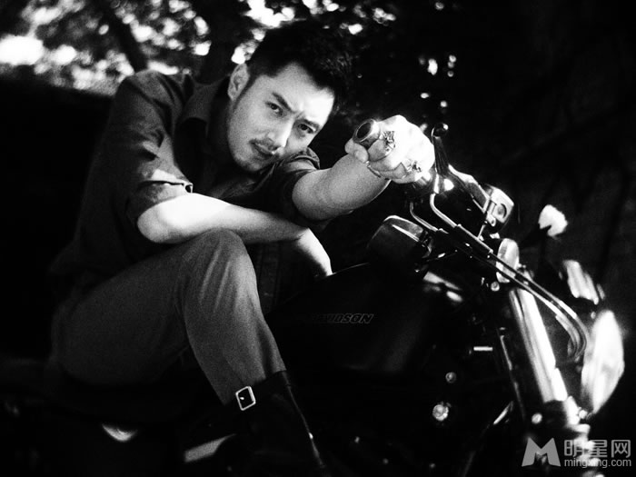 点击大图看下一张：李东学忧郁复古写真大片