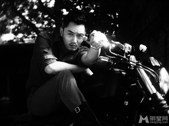 点击大图看下一张：李东学忧郁复古写真大片