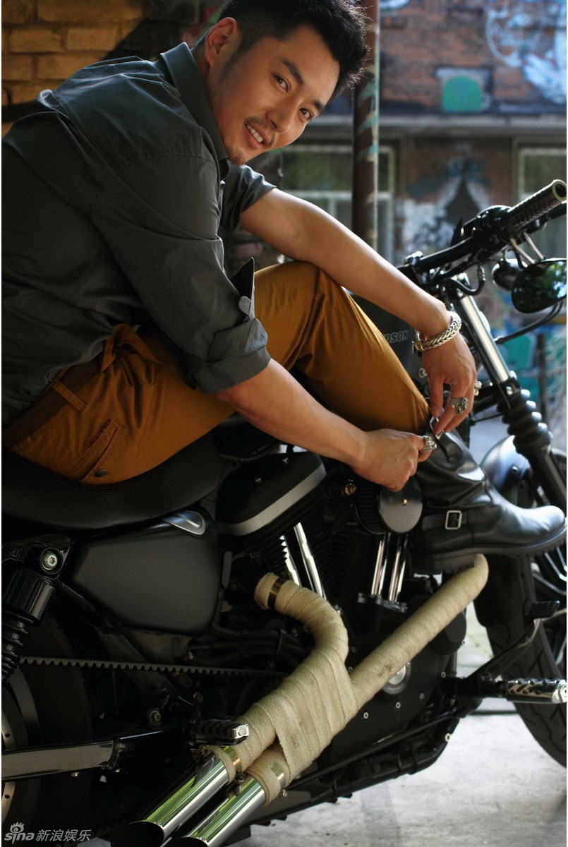 点击大图看下一张：李东学变身机车男 酷炫出镜动感十足