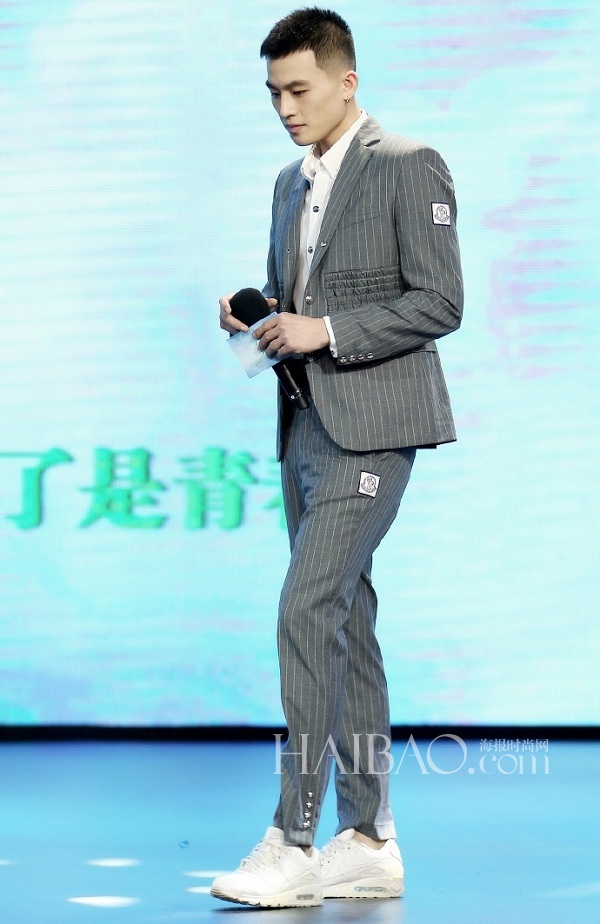 点击大图看下一张：欧豪西装亮相电影《左耳》发布会 阳光帅气