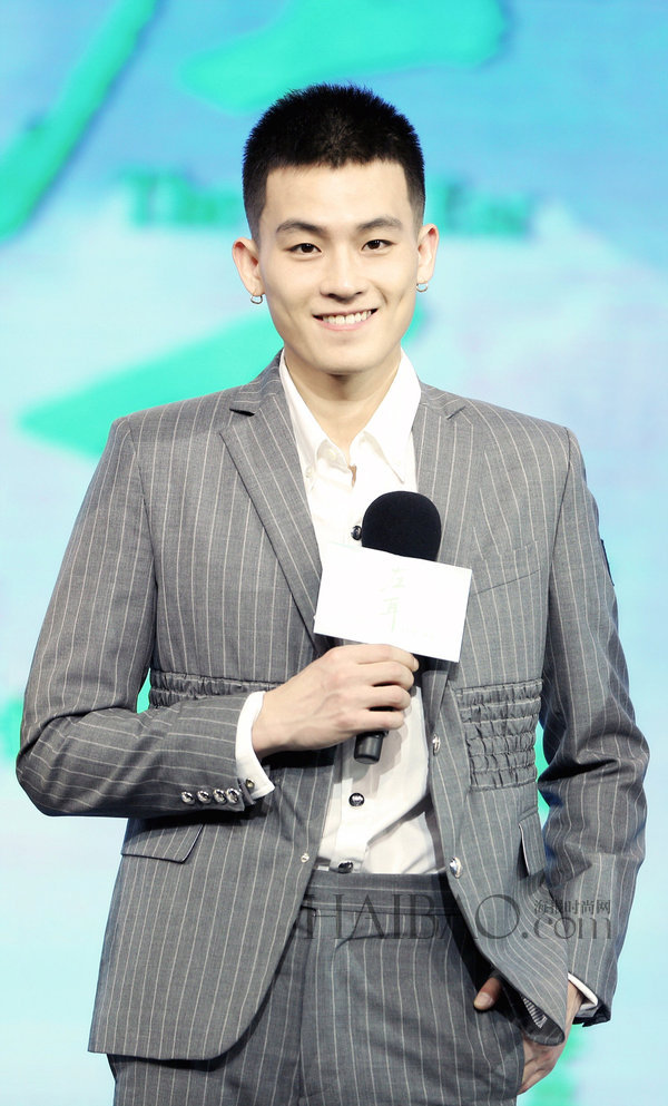 点击大图看下一张：欧豪西装亮相电影《左耳》发布会 阳光帅气