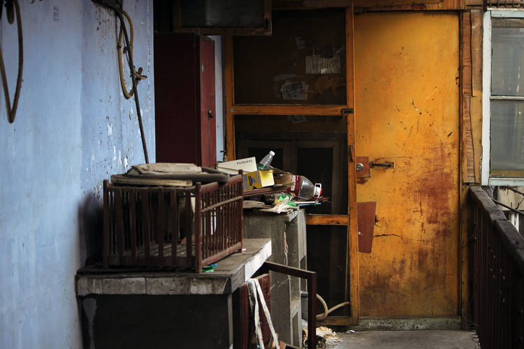 点击大图看下一张：被丢掉的家具