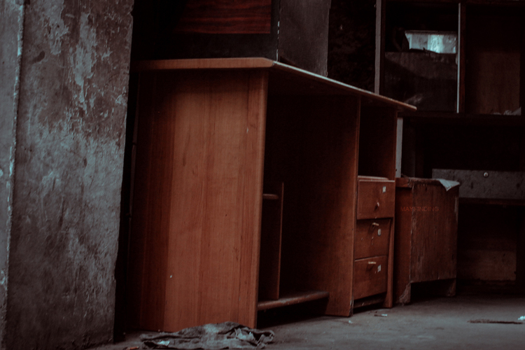 点击大图看下一张：被丢掉的家具