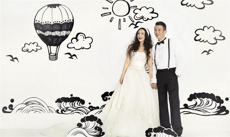 点击大图看下一张：孙茜另类卡通婚纱照