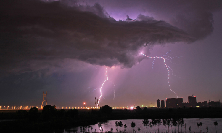 点击大图看下一张：电闪雷鸣