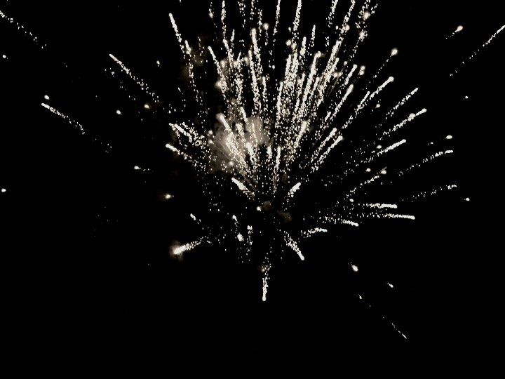 点击大图看下一张：新年的天空