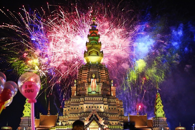 点击大图看下一张：云南西双版纳