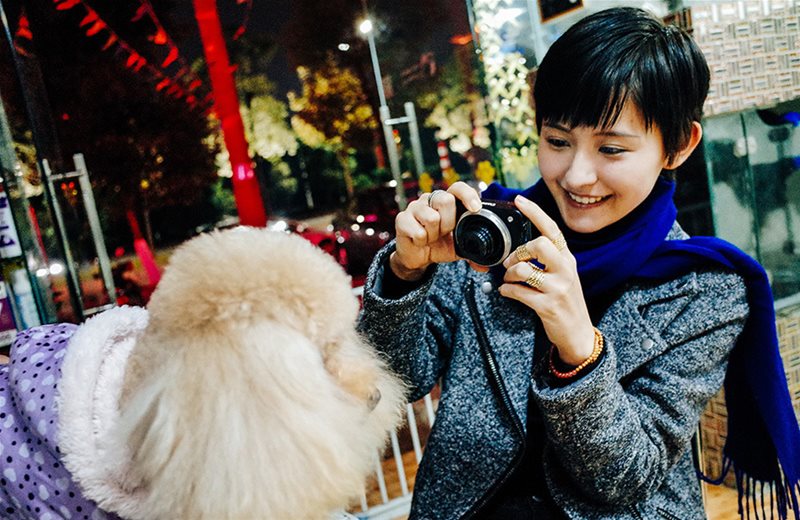 点击大图看下一张：热依扎晒萌宠亲密合影