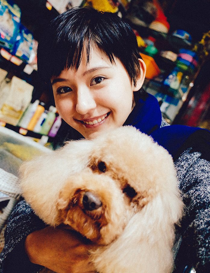 点击大图看下一张：热依扎晒萌宠亲密合影