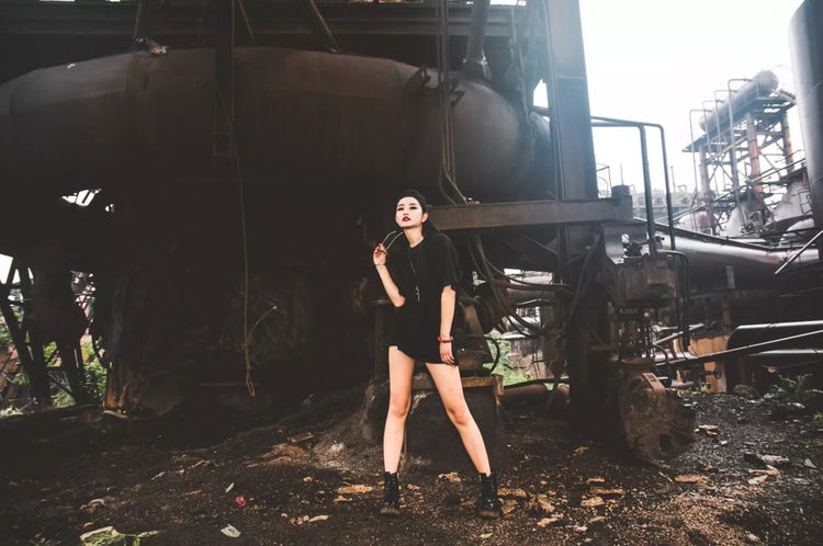 点击大图看下一张：锈迹铁合金