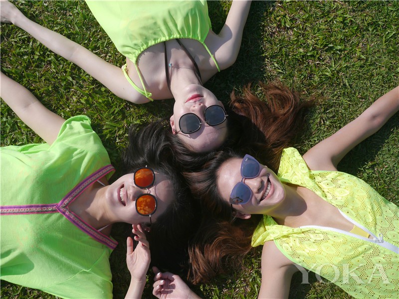 点击大图看下一张：刘芸度假秀火辣身材 傲人身材柔韧性引热议