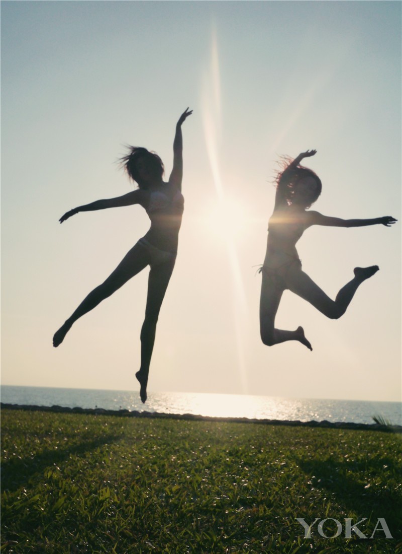 点击大图看下一张：刘芸度假秀火辣身材 傲人身材柔韧性引热议