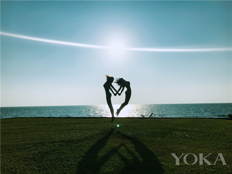 点击大图看下一张：刘芸度假秀火辣身材 傲人身材柔韧性引热议