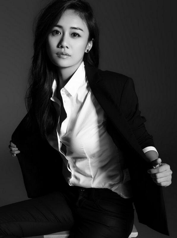 点击大图看下一张：刘芸黑白写真魅力十足 展职场女性自信迷人